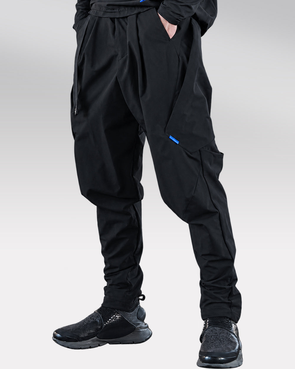 Techwear trousers "Kaoru" in black, worn front view
