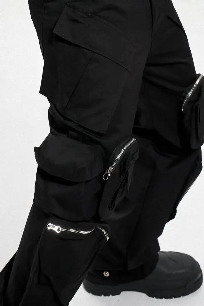 detail of the Black cargo pants y2k "Kamago"