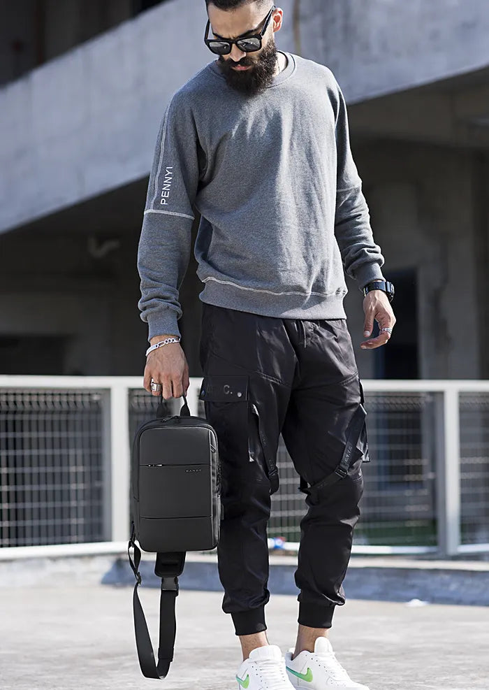 man wearing the Crossbody bag for travel "Muji"