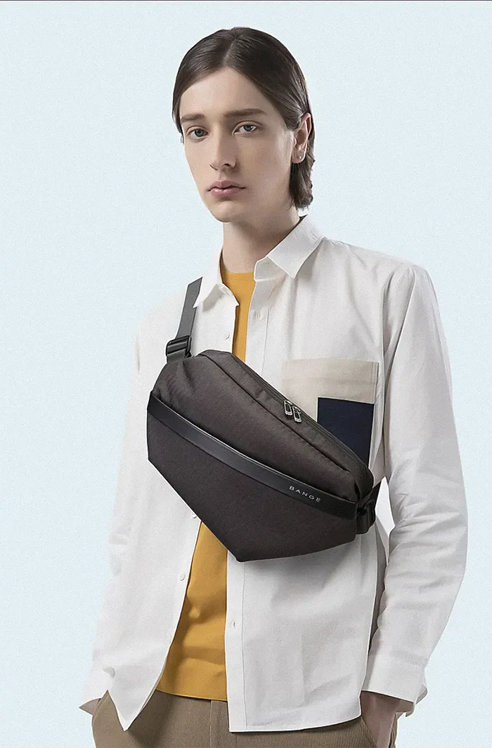 man wearing the Men's crossbody bag "Uto"