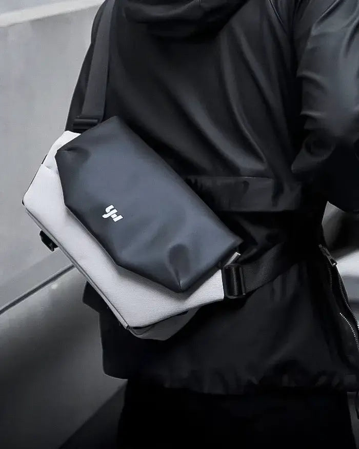 man wearing the Men's messenger bag "Natori"