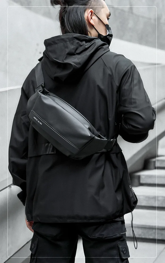 man wearing the Men's waterproof fanny pack "Kumato"