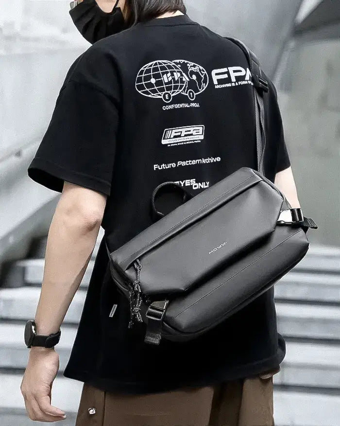 man wearing the Streetwear messenger bag "Shio"