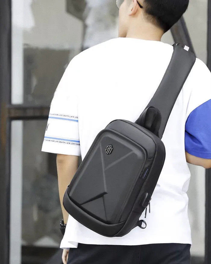 man wearing the Hardshell crossbody bag "Ishino"